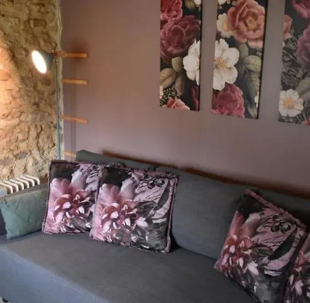 Romantic Bijou With Shared Pool *